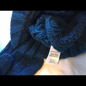 Liz Claiborne Women’s hat and gloves